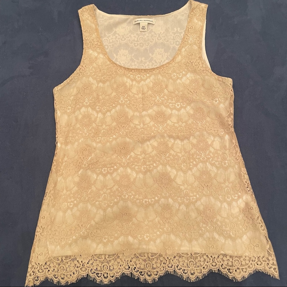 Banana Republic Cream Lace Sleeveless Top with Scallop Edge
